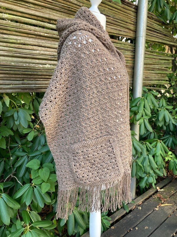 Häkelanleitung für den Kapuzenschal mit Taschen "HyggeHörnsche"