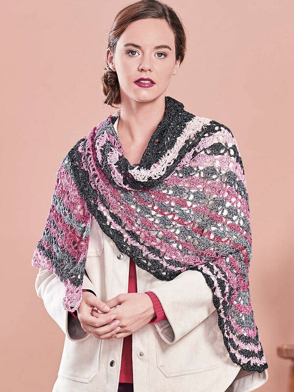 Woolly Hugs Bobbel-Tuch gehäkelt, in sanften Farben von Rosa bis Rot mit Grau als Kontrastfarbe - Bild 2