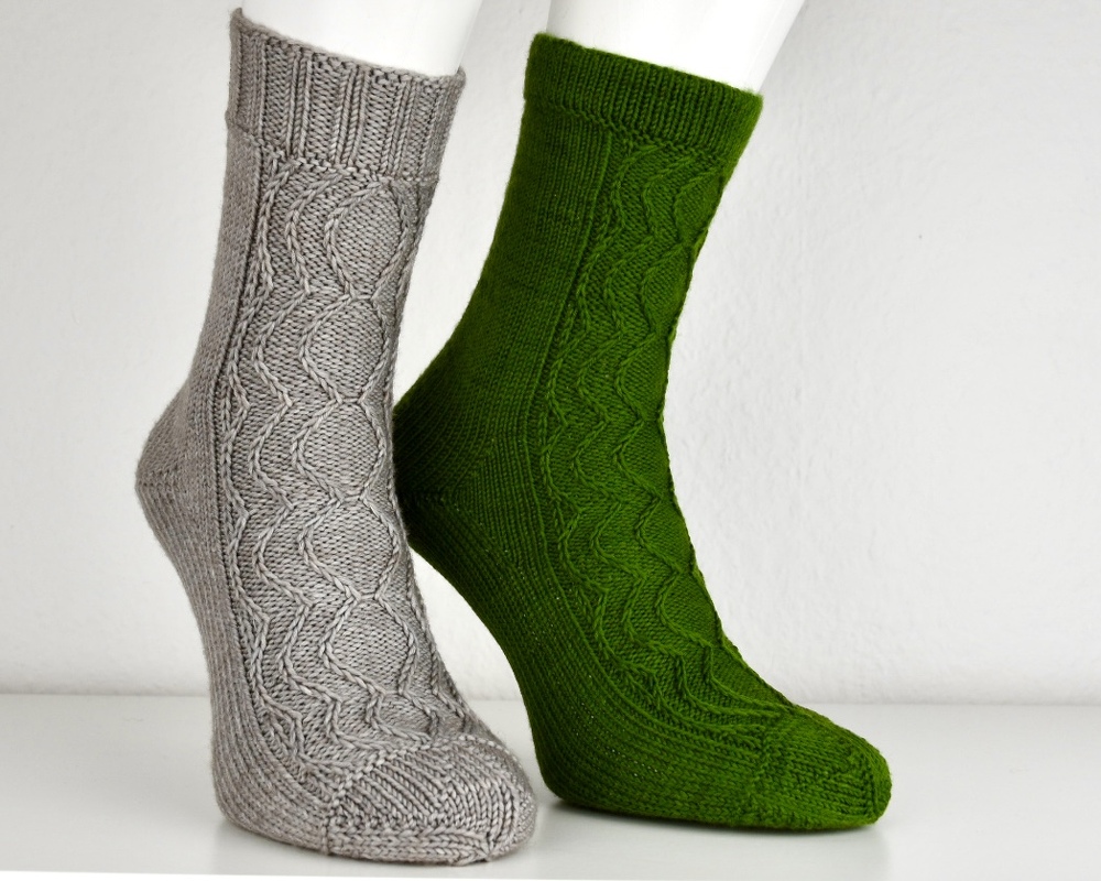 Pesto Socks, Socken mit Zopfmuster und doppeltem Bündchen