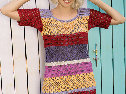 In fünf Farben gehäkelte Tunika mit kurzen Ärmeln und eckigem Ausschnitt