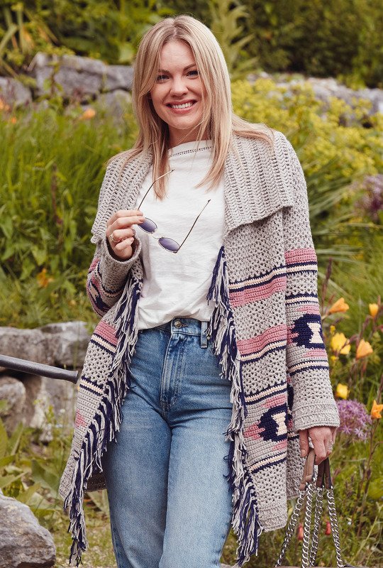 Gehäkelte Jacke in Muster- und Farbvielfalt mit langen Fransen