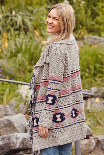 Gehäkelte Jacke in Muster- und Farbvielfalt mit langen Fransen