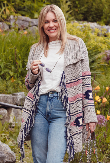 Gehäkelte Jacke in Muster- und Farbvielfalt mit langen Fransen