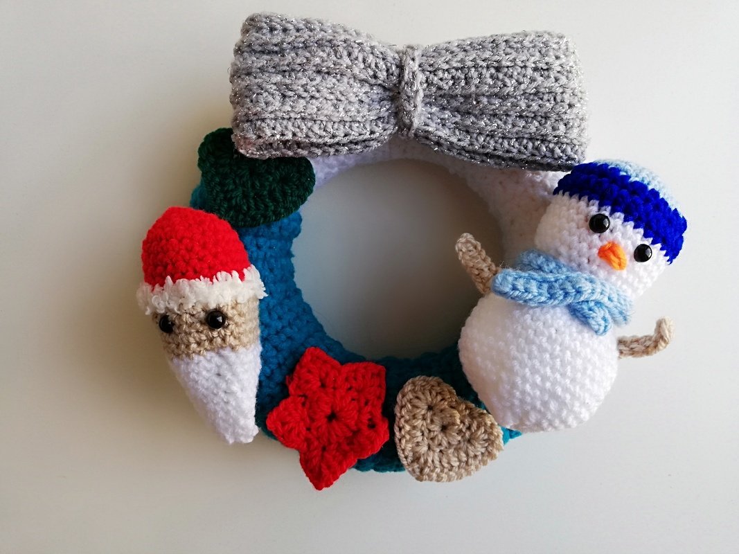 Gehäkelter Weihnachtskranz mit Schneemann, Nikolaus und grauer Schleife