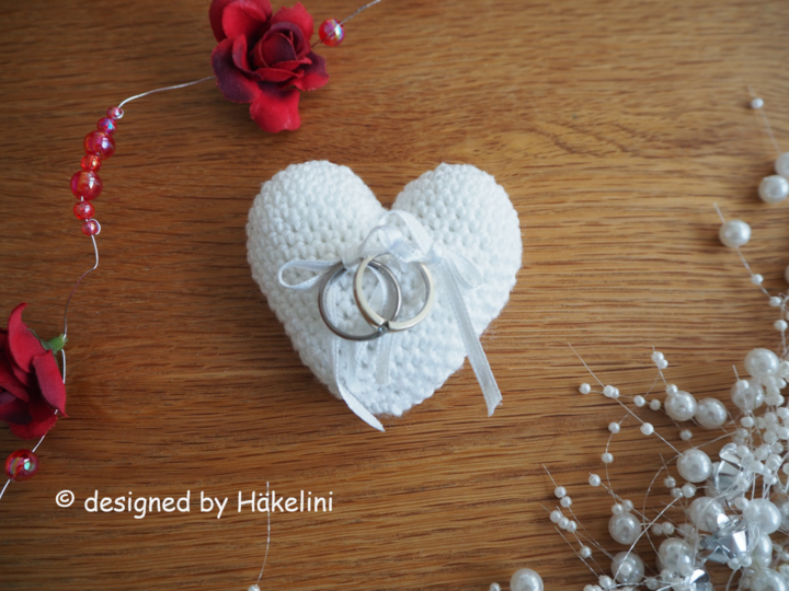 Little Heart Pillow, Heart– Crochet Pattern from Häkelini