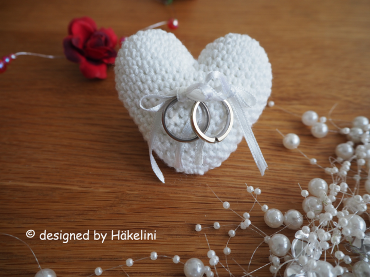 Little Heart Pillow, Heart– Crochet Pattern from Häkelini