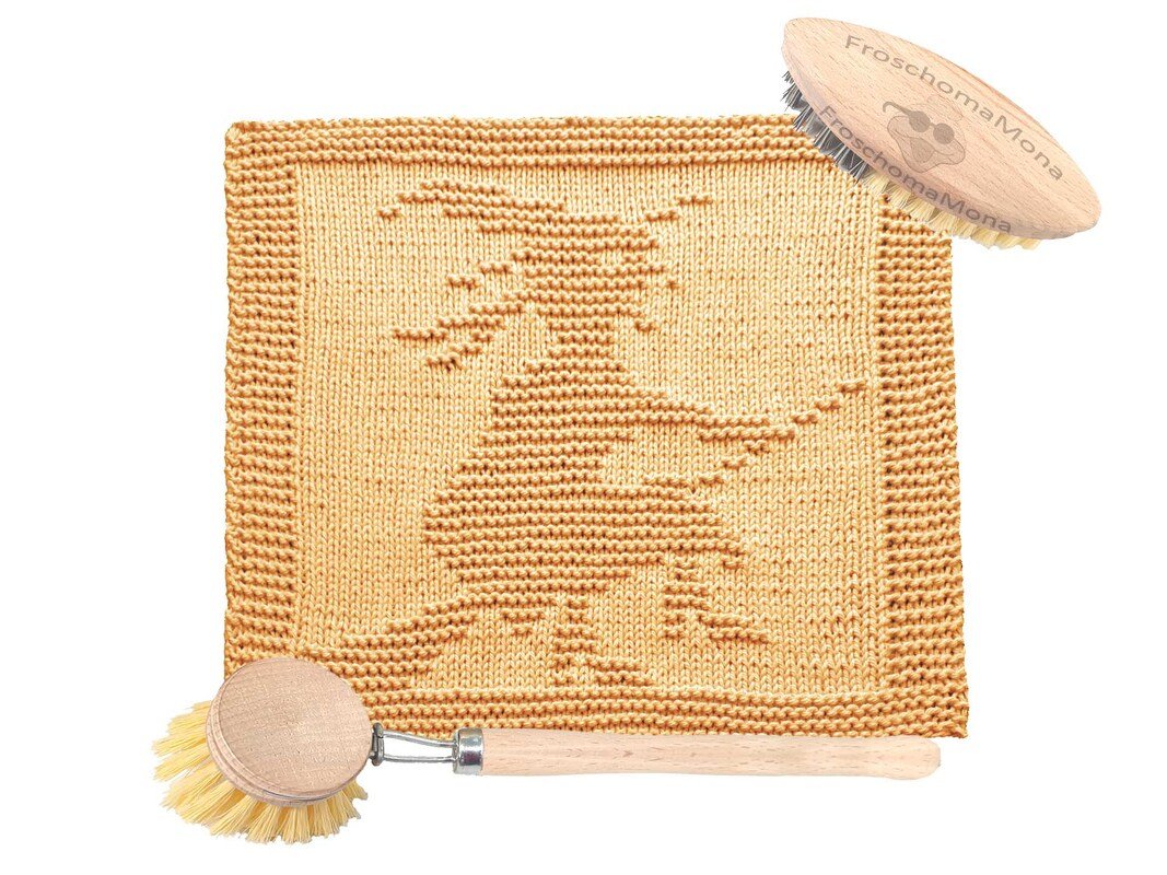 Quadratisches hellbeiges Stricktuch mit reliefartiger Hexe auf einem Besen