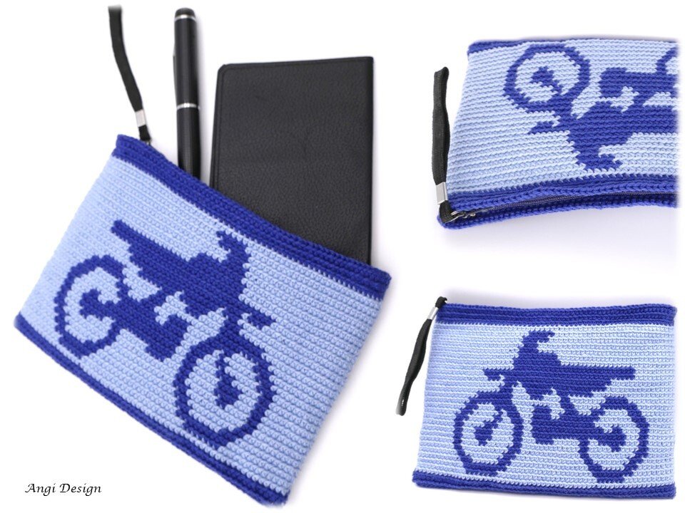 Hellblaue gehäkelte Clutch mit dunkelblauem Motorradmotiv und Reißverschluss