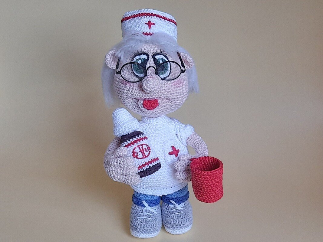 Krankenschwester Kerstin - Amigurumi Häkelanleitung