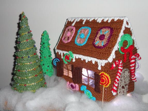 gehäkeltes Lebkuchenhaus mit Weihnachtsbaum und Beleuchtung