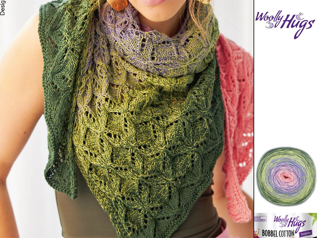Nahaufnahme eines gestrickten Dreieckstuchs in Grün-, Lila- und Rosatönen mit sichtbarem Blatt- und Lochmuster.