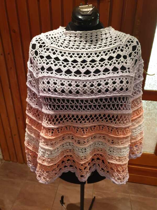 Gehäkelter Damenpullover mit Farbverlauf von Weiß über Lila zu Pfirsich und gestreiftem Lochmuster auf einer Schneiderpuppe