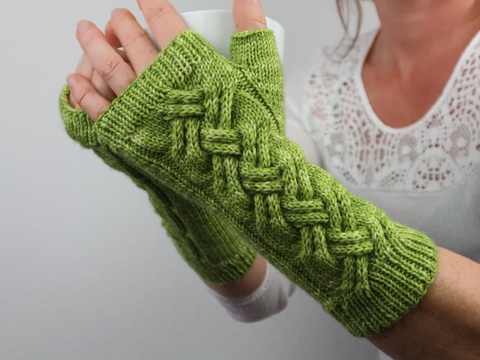 Handstulpen stricken Anleitung – fingerlose Handschuhe mit Zopfmuster – PDF