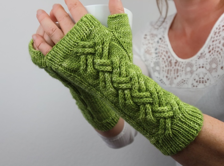 Handstulpen stricken Anleitung – fingerlose Handschuhe mit Zopfmuster – PDF