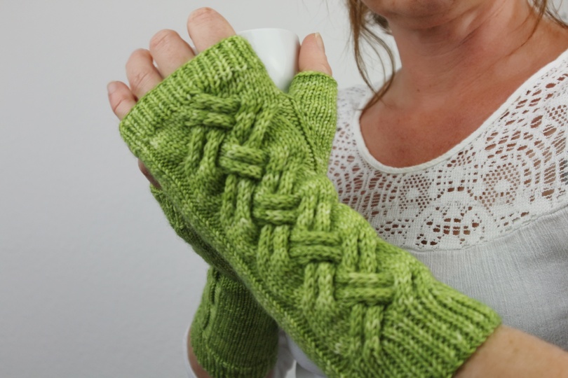 Handstulpen stricken Anleitung – fingerlose Handschuhe mit Zopfmuster – PDF