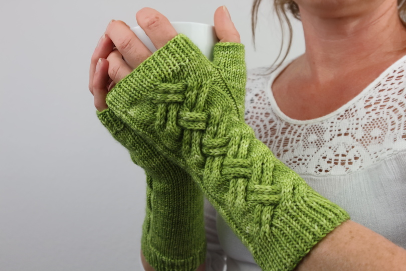 Handstulpen stricken Anleitung – fingerlose Handschuhe mit Zopfmuster – PDF