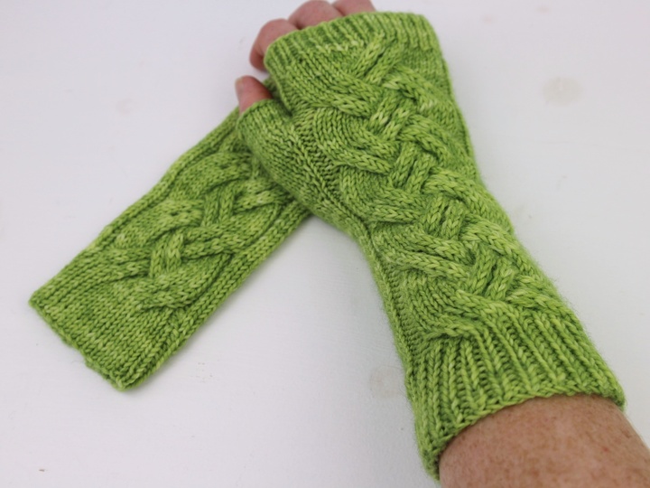 Strickanleitung Handstulpen mit Zopfmuster – fingerlose Handschuhe – PDF