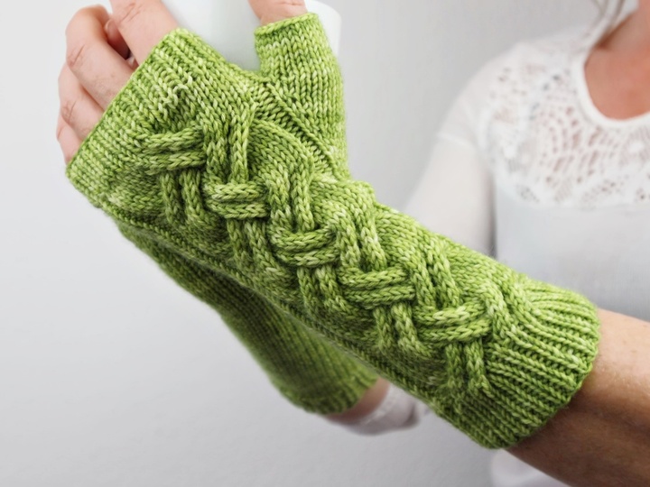 Strickanleitung Handstulpen mit Zopfmuster – fingerlose Handschuhe – PDF