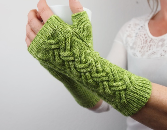Strickanleitung Handstulpen mit Zopfmuster – fingerlose Handschuhe – PDF