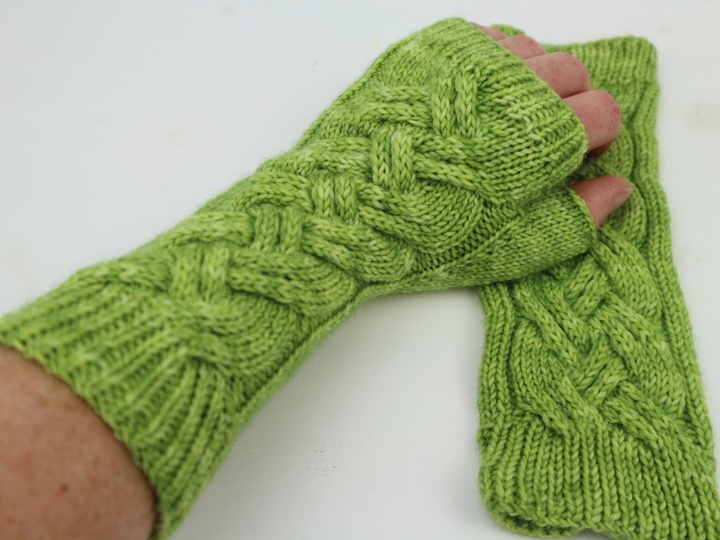 Strickanleitung Handstulpen mit Zopfmuster – fingerlose Handschuhe – PDF