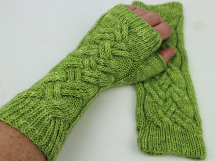 Strickanleitung Handstulpen mit Zopfmuster – fingerlose Handschuhe – PDF