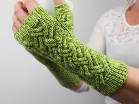 Strickanleitung Handstulpen mit Zopfmuster – fingerlose Handschuhe – PDF