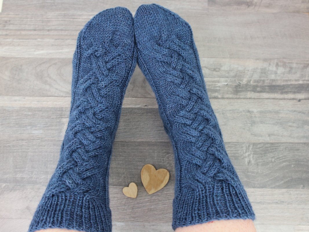 Knitting pattern socks "Avocado Cocktail"