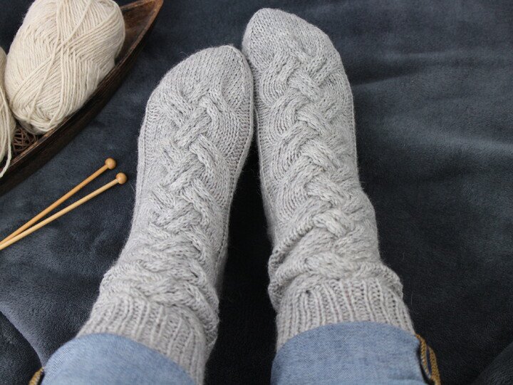 Strickanleitung Socken mit Zopfmuster stricken, warme Wintersocken Damen