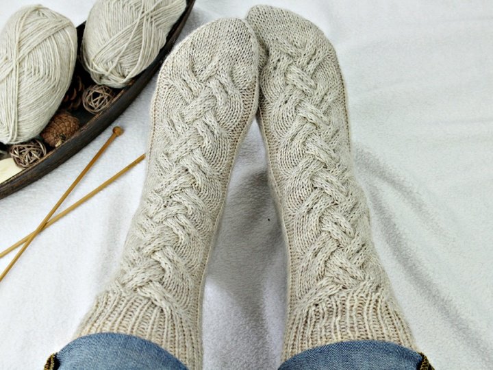 Strickanleitung Socken mit Zopfmuster stricken, warme Wintersocken Damen