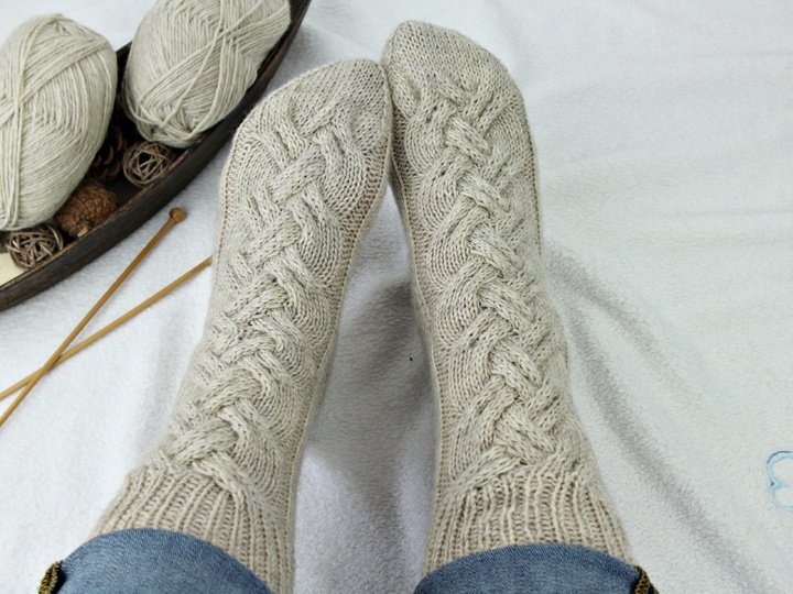 Strickanleitung Socken mit Zopfmuster stricken, warme Wintersocken Damen