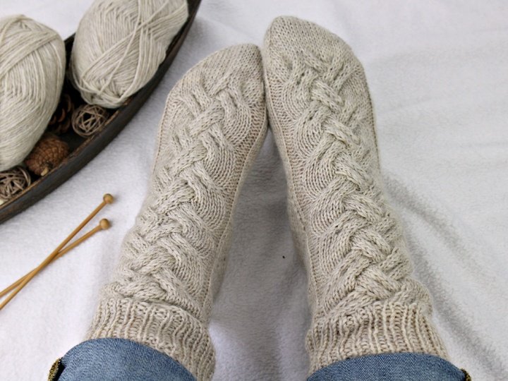 Strickanleitung Zopfmuster stricken, warme Kuschelsocken Wintersocken Damen