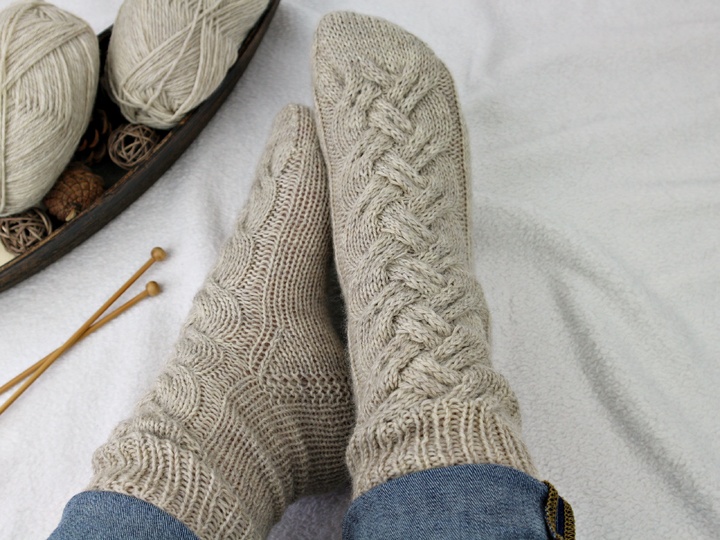 Strickanleitung Zopfmuster stricken, warme Kuschelsocken Wintersocken Damen