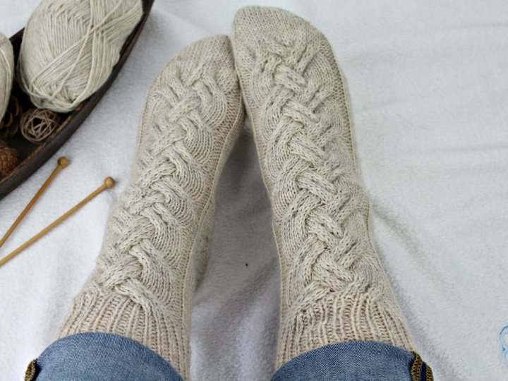 Strickanleitung Socken mit Zopfmuster stricken, warme Wintersocken Damen