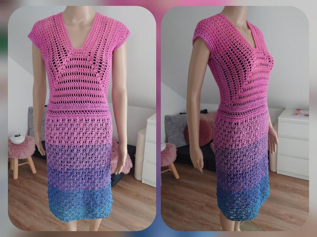 Mannequin trägt knielanges gehäkeltes Damenkleid mit V-Ausschnitt und Farbverlauf von Rosa zu Blau