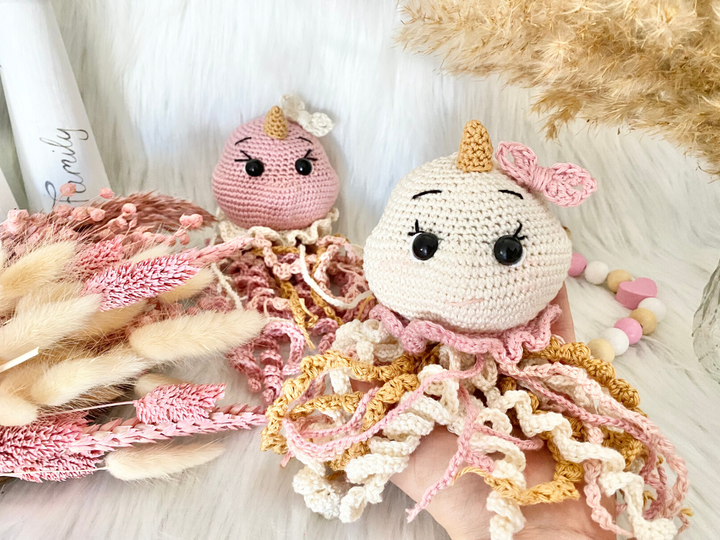 Qualle Kira und Quallengreifring- Häkelanleitung Amigurumi von Wolldiamant