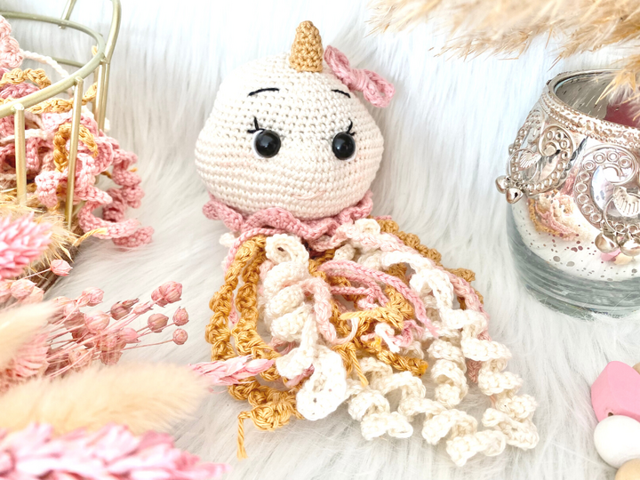 Qualle Kira und Quallengreifring- Häkelanleitung Amigurumi von Wolldiamant