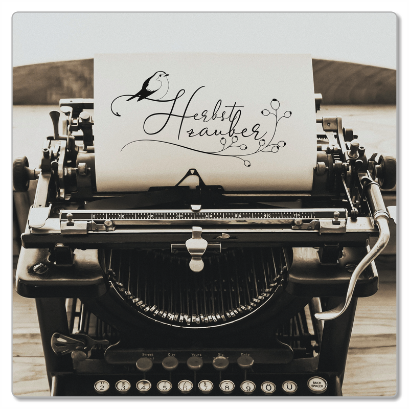 Vintage-Schreibmaschine mit Papier und Plottmotiv ‚Herbstzauber‘, Vogel und Beerenzweigen.