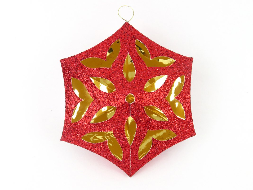 Roter Weihnachtsstern mit goldenen blattförmigen Aussparungen