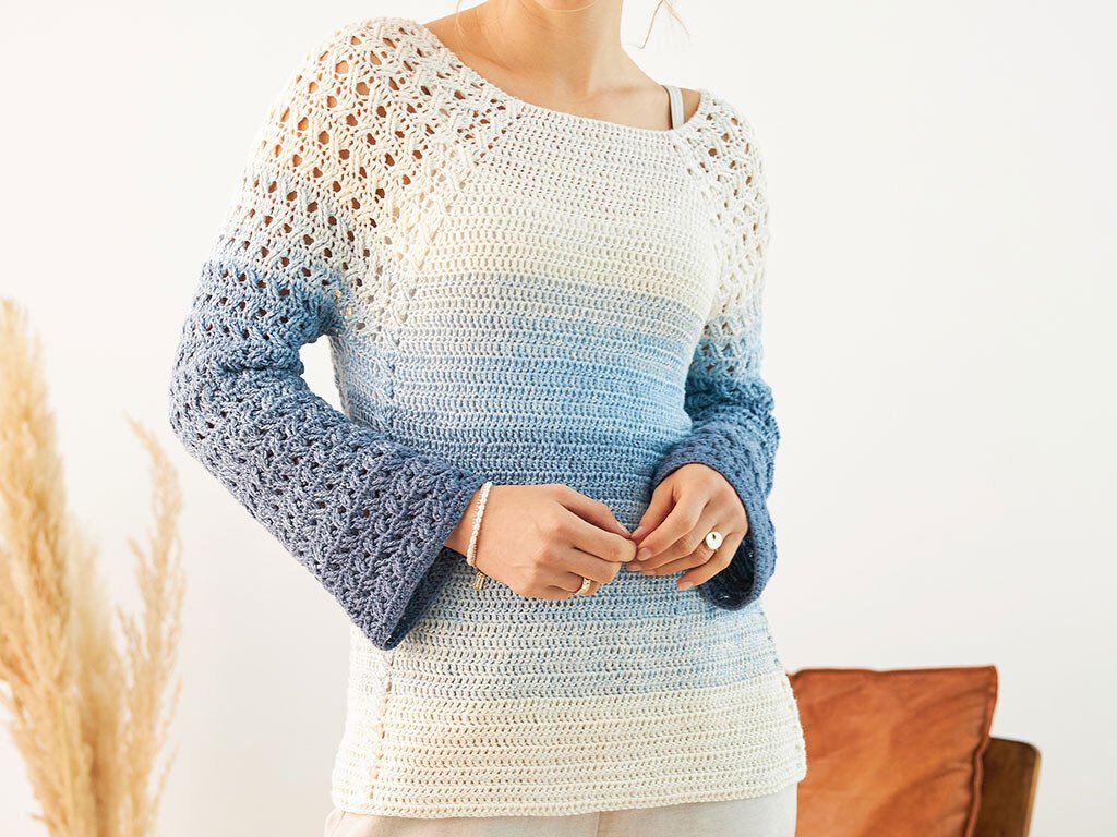 Gehäkelter Pullover in Weiß-Blau-Ombré mit Lochmuster an Schultern und Ärmeln