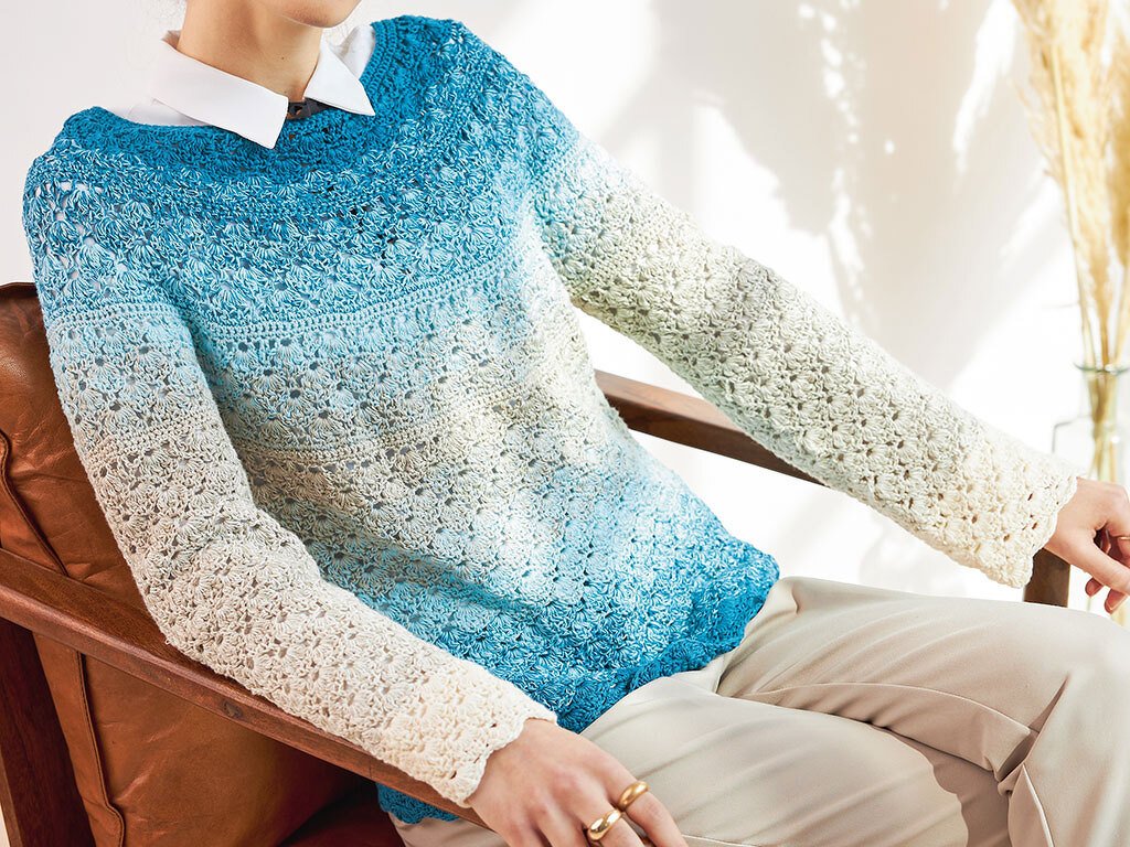 Gehäkelter Damenpullover mit blau‑cremefarbenem Ombré und feinem Muschelmuster