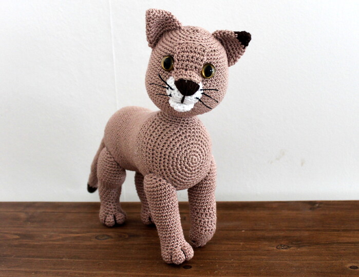Crochet Lucy the Cat – standing amigurumi cat, 30 cm (EN & DE)