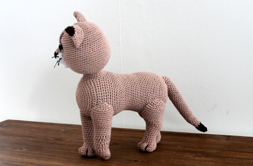 Crochet Lucy the Cat – standing amigurumi cat, 30 cm (EN & DE)