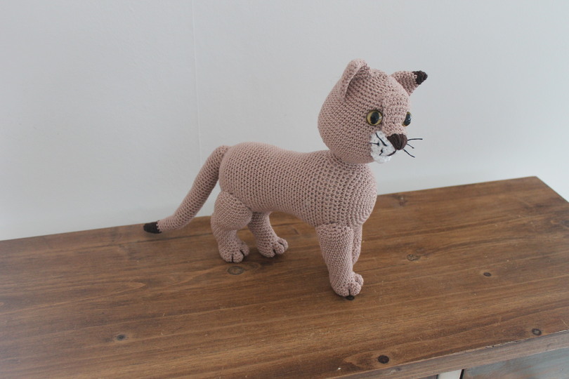 Katze Lucy häkeln – stehende Amigurumi-Katze, ca. 30 cm (DE & EN)