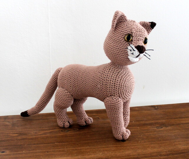 Katze Lucy häkeln – stehende Amigurumi-Katze, ca. 30 cm (DE & EN)