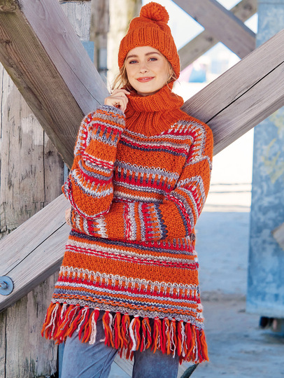 Langer Pullover mit Rollkragen und Fransen sowie passender Mütze
