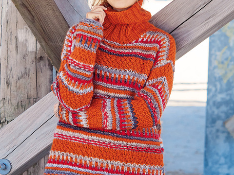 Langer Pullover mit Rollkragen und Fransen sowie passender Mütze