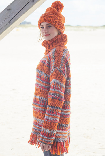 Langer Pullover mit Rollkragen und Fransen sowie passender Mütze