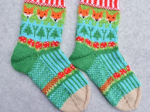 Anleitung Sockenmuster Fuchs im Wald mit mehreren Fäden.