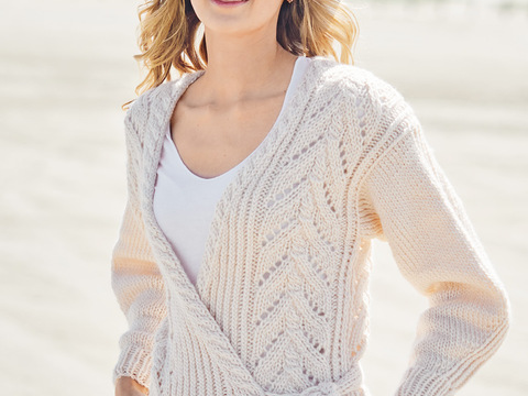 Wickeljacke in Wollweiß mit Rippen und Ajourmusterstreifen