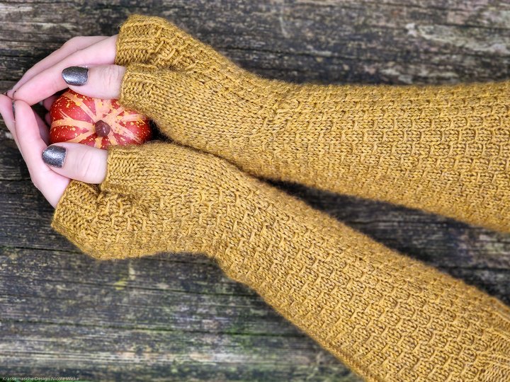 Plan B Strickanleitung für kuschelig warme Stulpen.